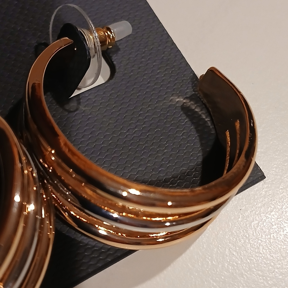 💜Vince Camuto Two Tone Hoop Earrings💜 - Picture 5 of 10